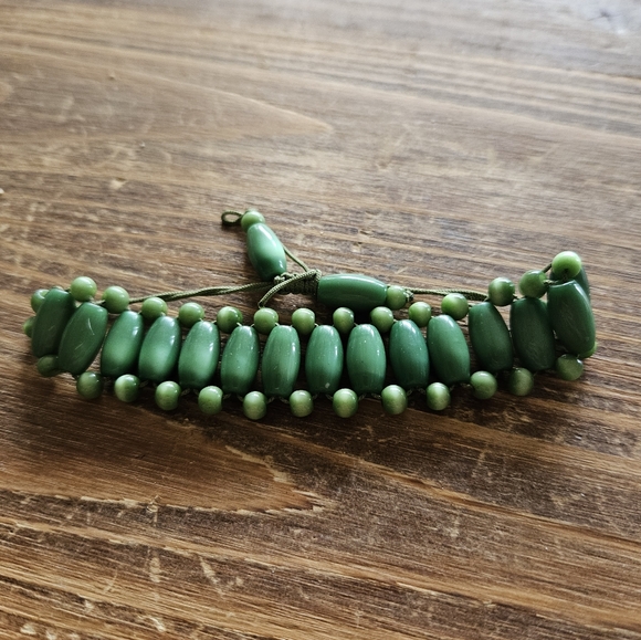 Elegant Green Beaded Bracelet - Picture 1 of 3